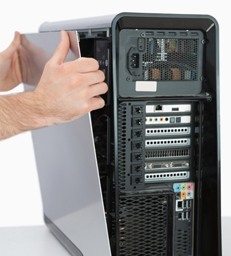 Montando um PC Mãos abrindo um gabinete de PC