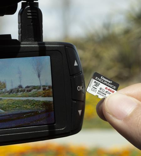 Thẻ độ bền cao là lựa chọn tốt nhất cho camera hành trình. Thẻ microSD đang được lắp vào camera hành trình