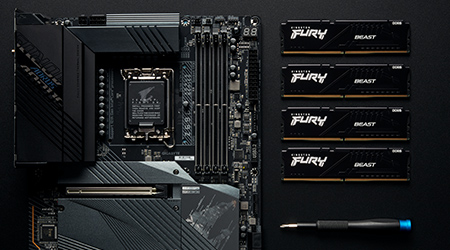 Quando você precisa atualizar a RAM do seu PC? Uma placa-mãe PCB preta próxima a uma chave de fenda e 4 módulos DRAM Kingston FURY Beast prontos para instalar