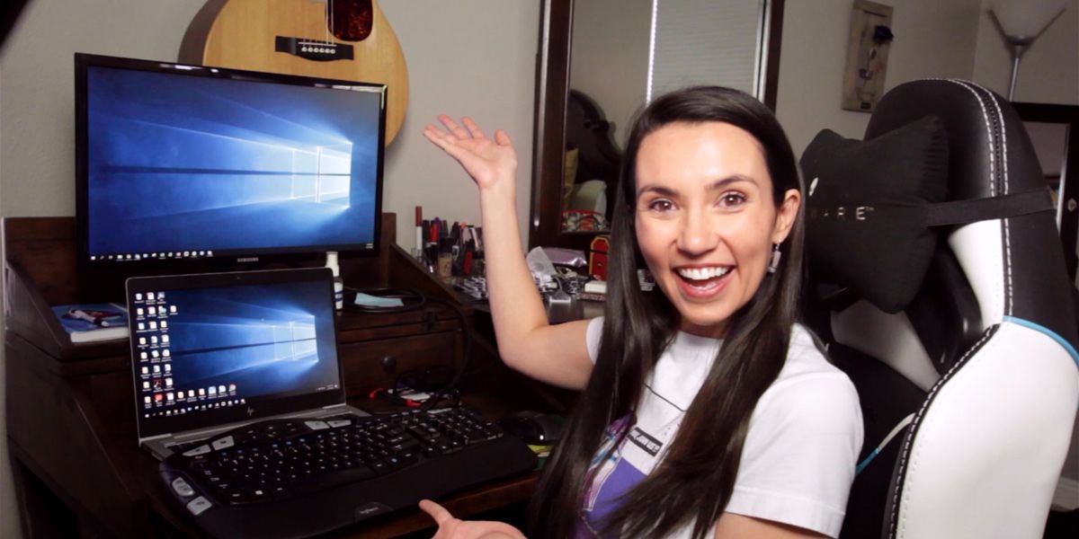 Trisha ante su ordenador de sobremesa
