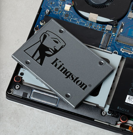 Ổ lưu trữ máy tính Ổ lưu trữ SSD trên một chiếc laptop đã tháo ra