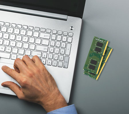 Mô-đun bộ nhớ RAM của máy tính Hai mô-đun RAM bên cạnh tay một người trên laptop
