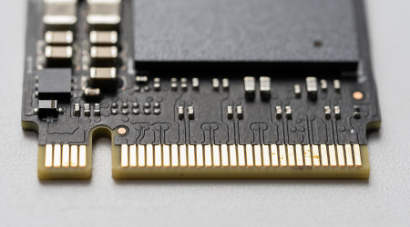 Primer plano de un conector M.2