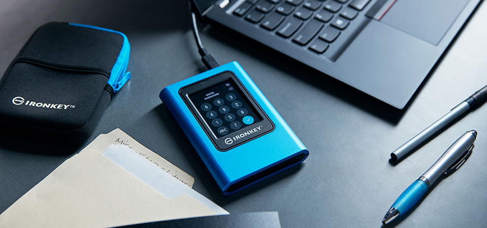 Kingston IronKey VP80ES เสียบอยู่กับโน้ตบุ๊กบนโต๊ะทำงาน