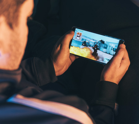 เกมเมอร์กำลังเล่นเกมผ่านอุปกรณ์ Android