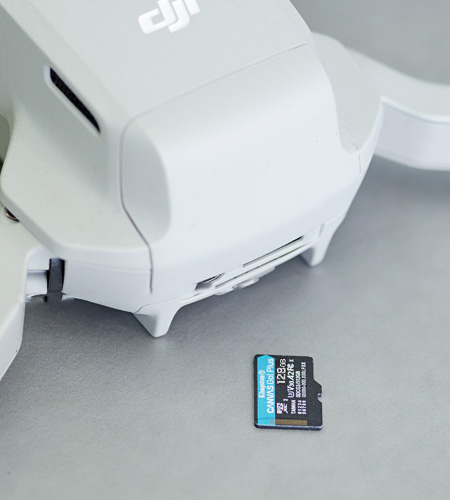 Thẻ microSD Kingston bên cạnh một chiếc máy bay không người lái DJI