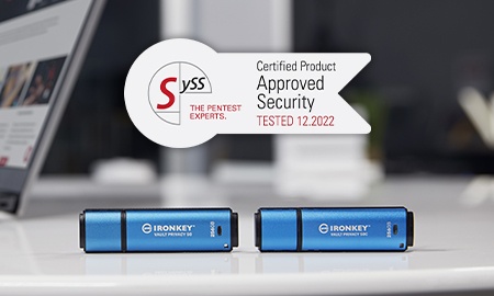 SySS GmbH 로고가 있는 승인된 보안 인증서와 함께 책상 위에 놓인 Kingston IronKey VP50 및 VP50C
