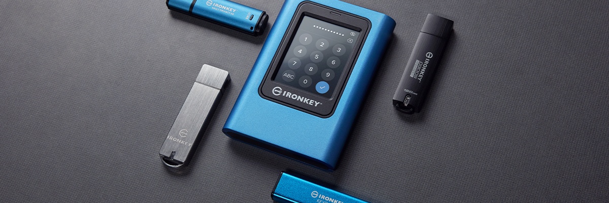 Unidades Kingston IronKey colocadas una al lado de la otra sobre una mesa gris
