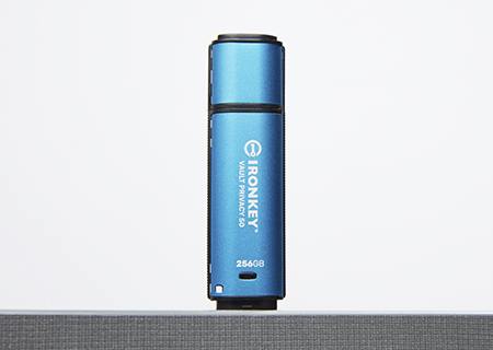 IronKey VP50 วางอยู่บนโต๊ะในแนวตั้ง