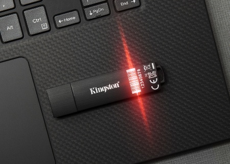 Kingston IronKey D300 พร้อมไฟกะพริบสีแดงจากบาร์โค้ดของตัวไดร์ฟบนโน้ตบุ๊ก