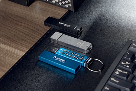 USB-накопители Kingston IronKey с шифрованием на столе