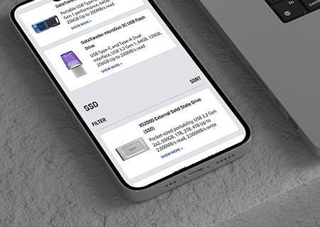 iPhone 15 Pro với ổ USB và SSD của Kingston đang được hiển thị trên màn hình có nền là bậc thang bê tông xi măng màu xám
