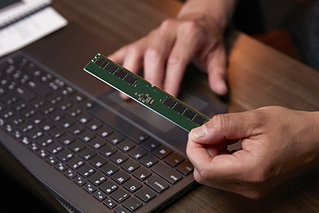 Ảnh chụp cận cảnh một bàn tay đang cầm mô-đun bộ nhớ của Kingston