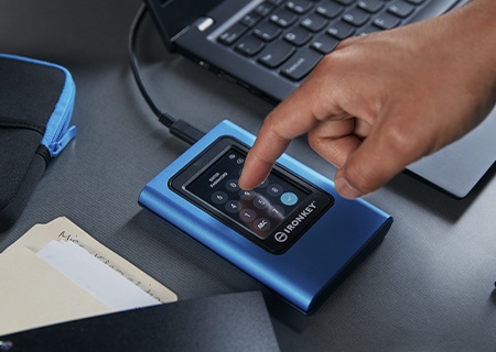 một người đang nhập số pin trên màn hình cảm ứng của Ổ SSD IronKey VP80