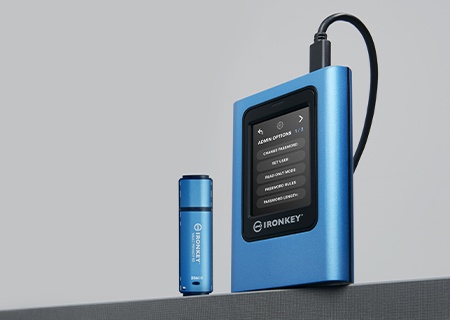 IronKey VP80ES cùng với Tùy chọn quản trị viên trên màn hình cảm ứng của ổ SSD và USB IKVP50 nằm trên bàn