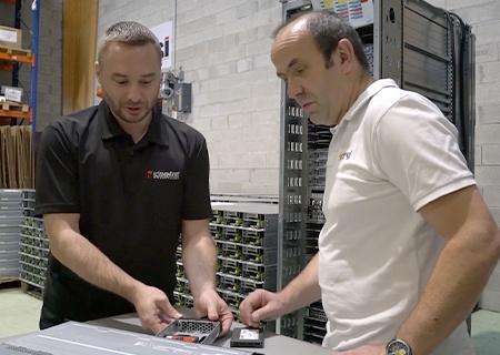 Kingston と 2CRSi の技師が Kingston SSD をサーバーラックに取り付けている様子