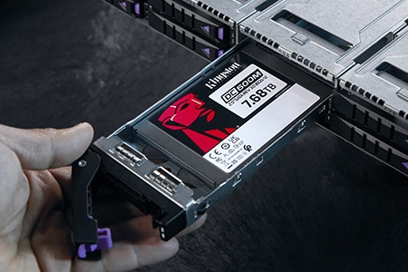 Eine Kingston Server SSD in einem Schlitten wird in einen Server eingebaut