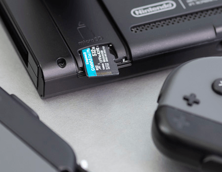 那么,您真正需要多少额外的存储空间? Kingston Go! Plus microSD with a Nintendo Switch on a desk