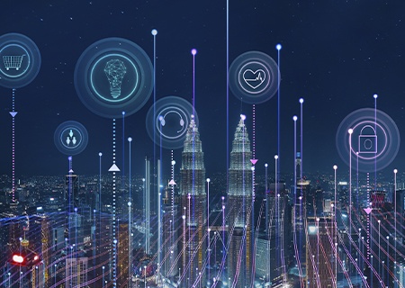 ciudad inteligente 3D por la noche, con líneas de alta velocidad atravesándola, e iconos de aplicaciones del IoT en el cielo