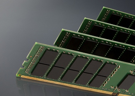 Kingston Speichermodule auf grauem Hintergrund mit Reflexion darunter