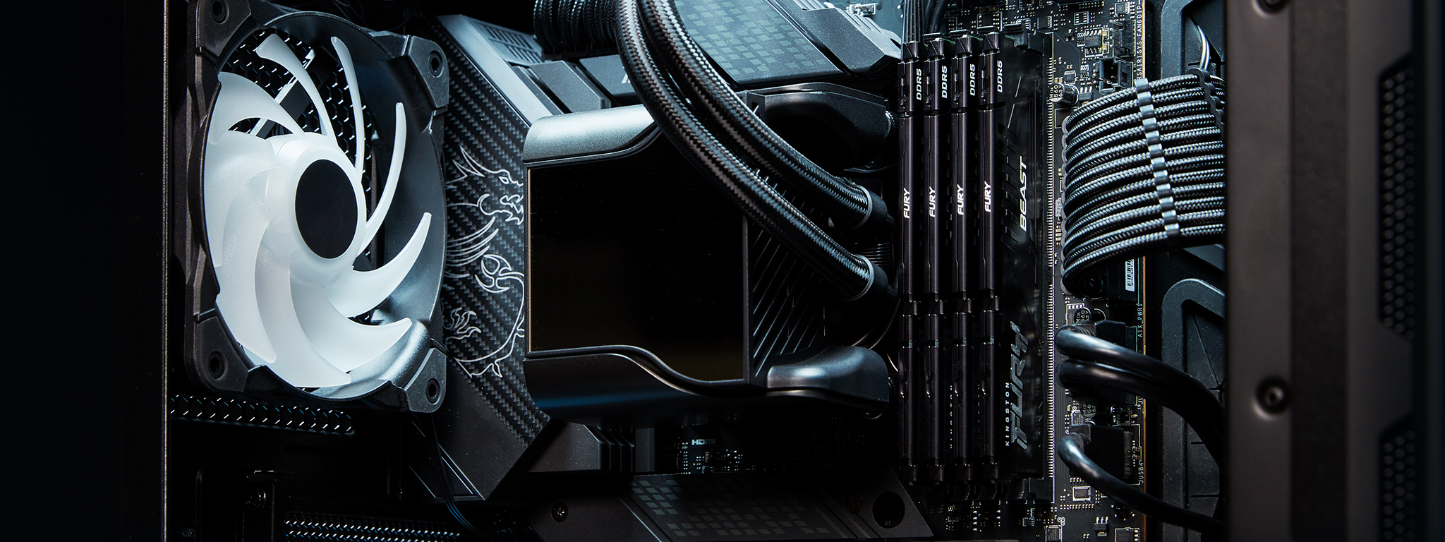 Um PC com resfriamento líquido com 4 módulos Kingston FURY Beast instalados