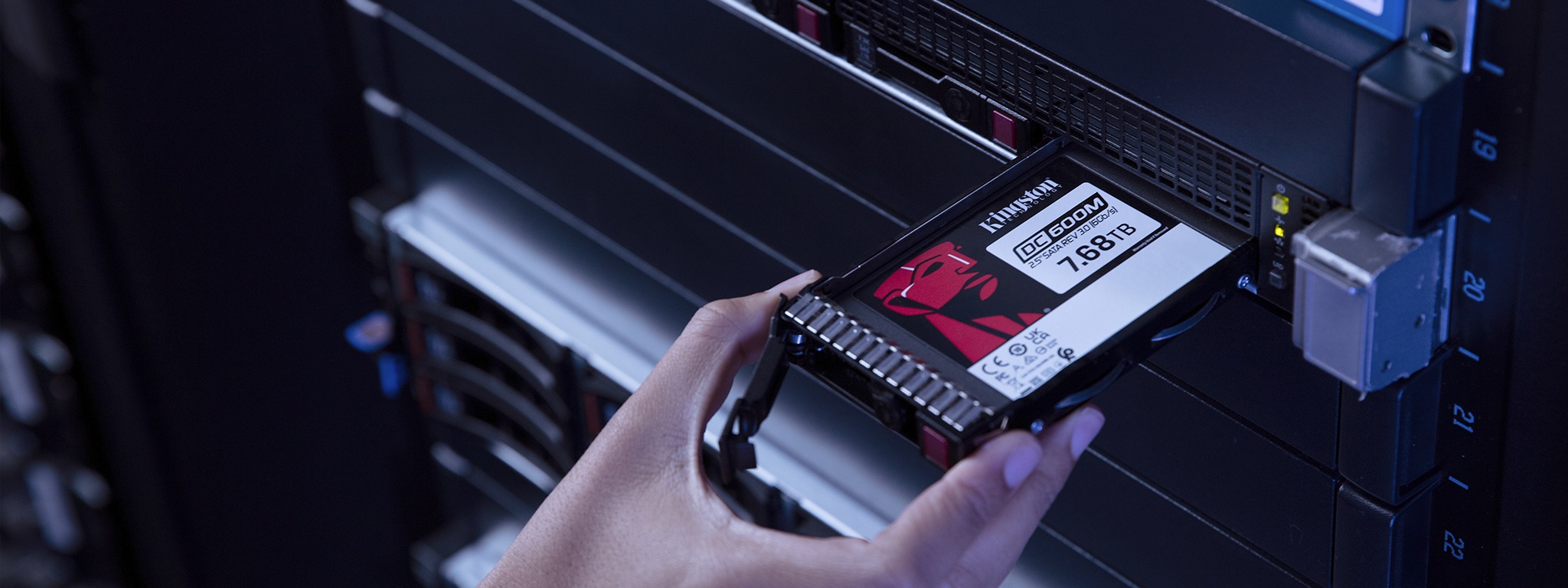 Una mano che installa un drive SSD DC600M in un server rack