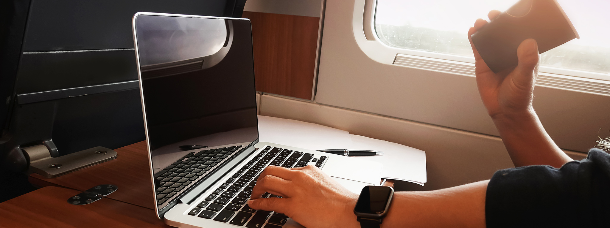 Orang menggunakan laptop