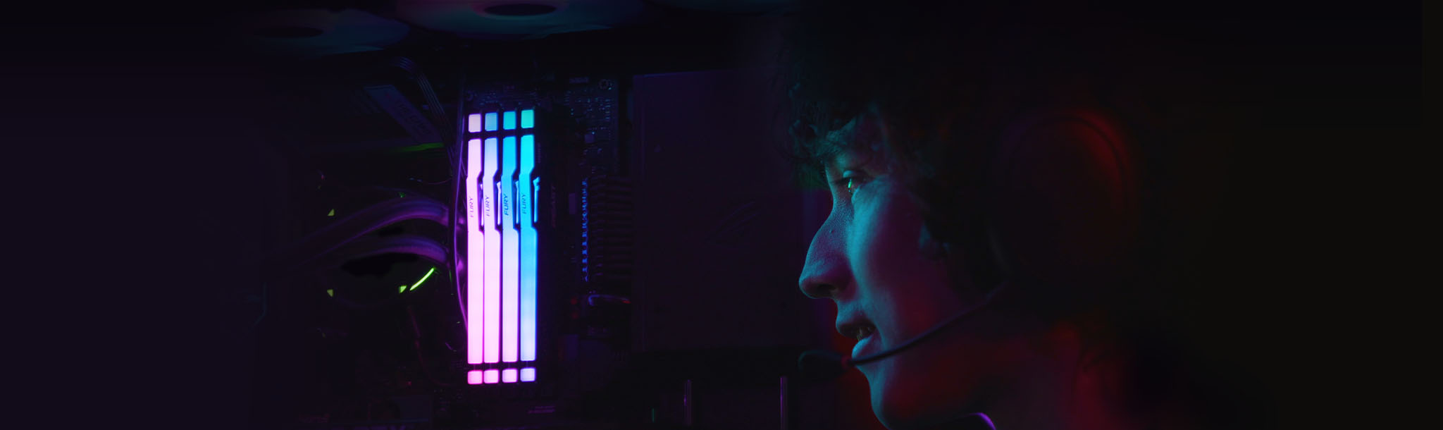 Thanh RAM Kingston FURY Beast DDR5 RGB trong bo mạch chủ máy tính, có logo chứng nhận Intel XMP