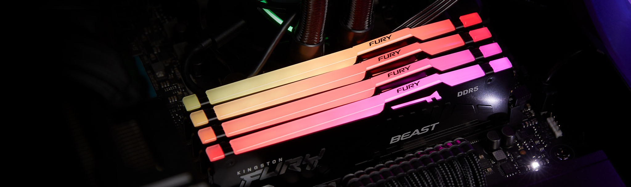 PC de escritorio para juegos con memoria Kingston FURY RGB en su interior.