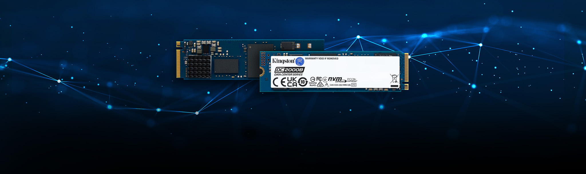 Un SSD M.2 DC2000B Kingston su uno sfondo blu.