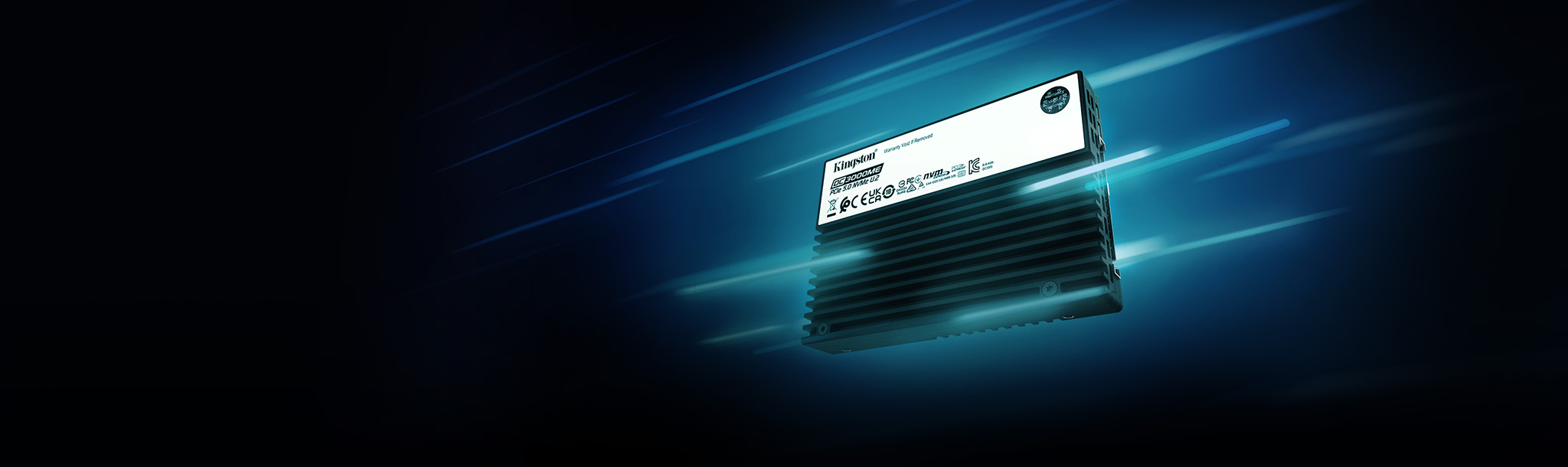 SSD DC3000ME volant dans l’espace entouré de traînées bleues