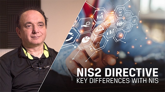 David Clarke ให้สัมภาษณ์เกี่ยวกับคำสั่ง NIS2 ภายในห้อง โดยนั่งพูดคุยกับผู้สัมภาษณ์อยู่หลังกล้อง