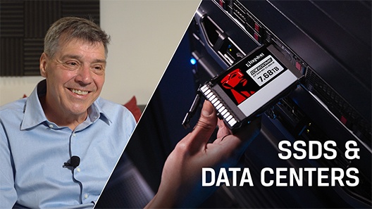 Саймон Бестеман слева и рука крупным планом, устанавливающая SSD-накопитель Kingston DC600ME в серверную стойку справа