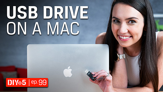 Trisha 在 MacBook Pro 前拿著 USB 隨身碟