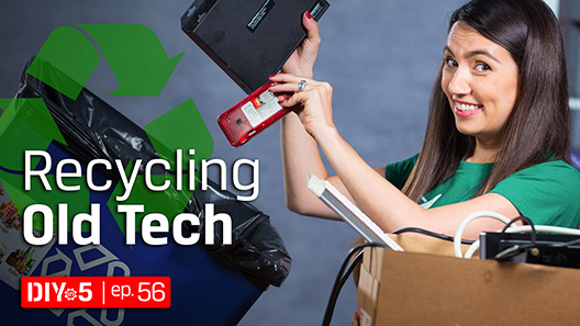 Trisha đang cầm một chiếc máy tính xách tay và điện thoại bên trên thùng rác