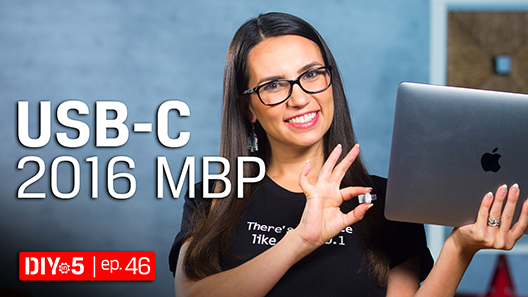 Trisha đang cầm một chiếc USB được cô kết nối với máy tính MacBook Pro