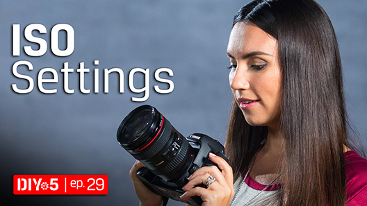 Trisha đang cầm một chiếc camera DSLR.
