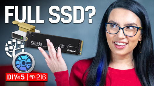 Trisha đang cầm một ổ SSD M.2 cùng với biểu tượng của các công cụ dọn dẹp ổ đĩa