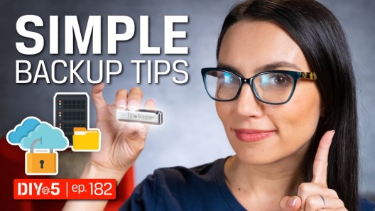 Trisha đang cầm ổ USB flash Kingston IKLP50