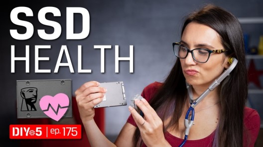 Trisha dùng ống nghe đặt lên ổ SSD