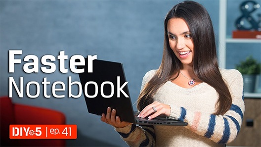 Trisha đang cầm một chiếc máy tính xách tay
