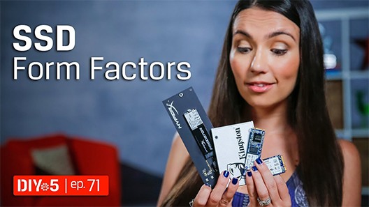 Trisha đang cầm các loại ổ SSD Kingston