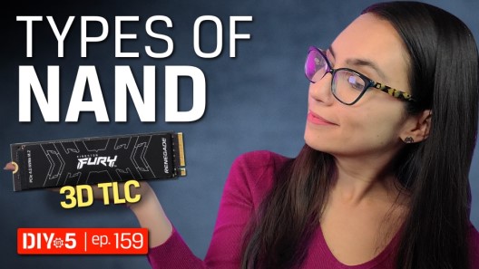 Trisha đang cầm và quan sát ổ SSD FURY Renegade