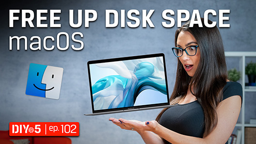 Trisha đang đưa hai bàn tay ra phía trước với chiếc MacBook Pro lơ lửng phía trên