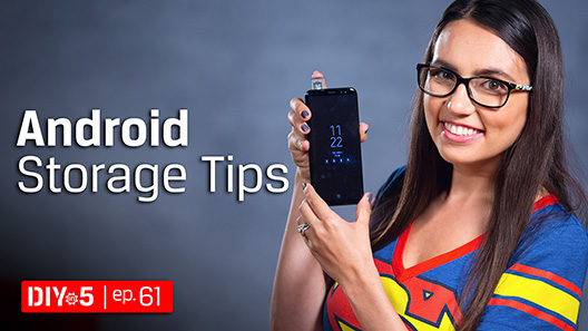 Trisha กำลังถือโทรศัพท์ Android ขณะเสียบต่อการ์ด microSD